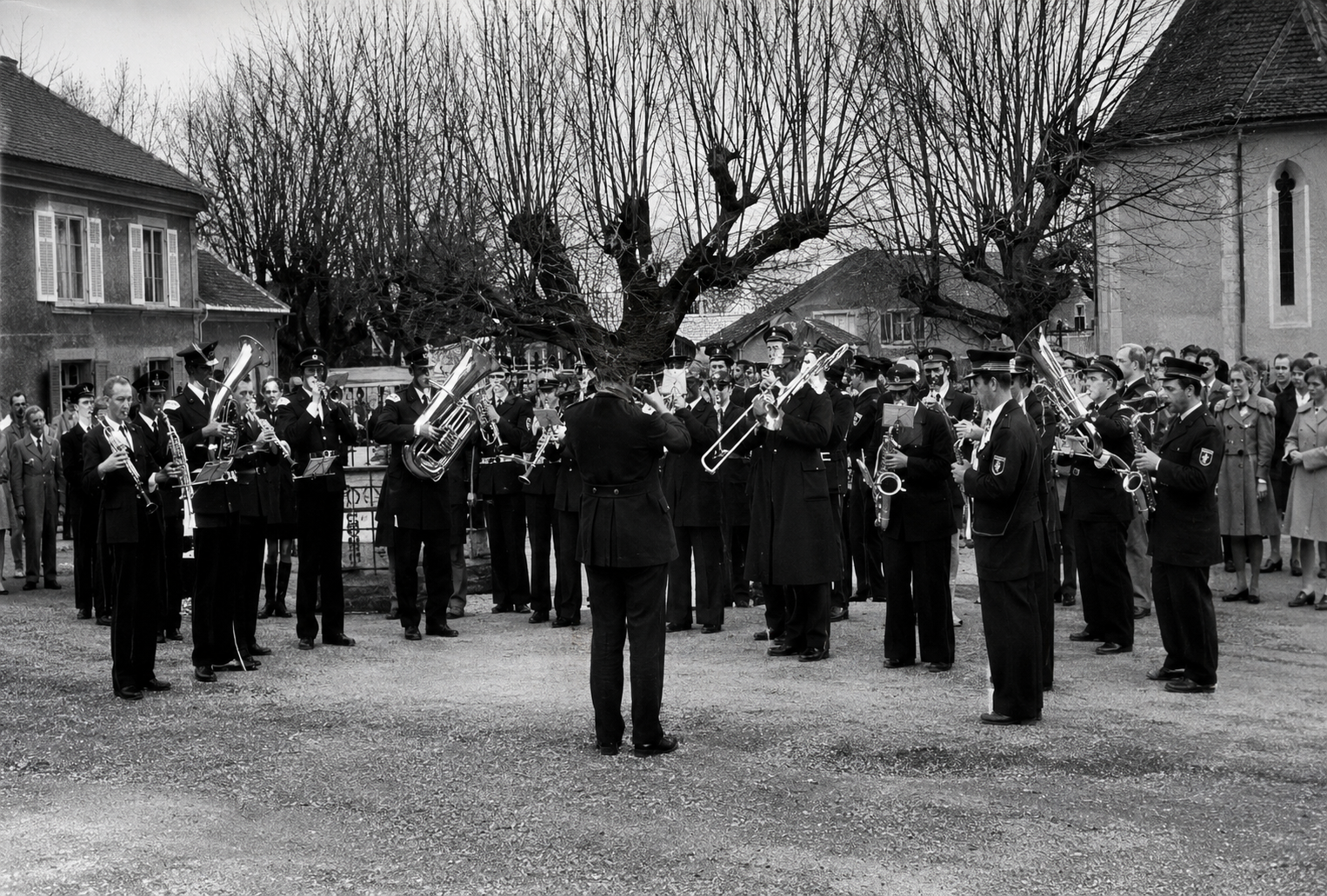 Der Musikzug der Feuerwehr Wald-Michelbach spielt 1975 gemeinsam mit der französischen Kapelle auf dem Marktplatz in Montmirail