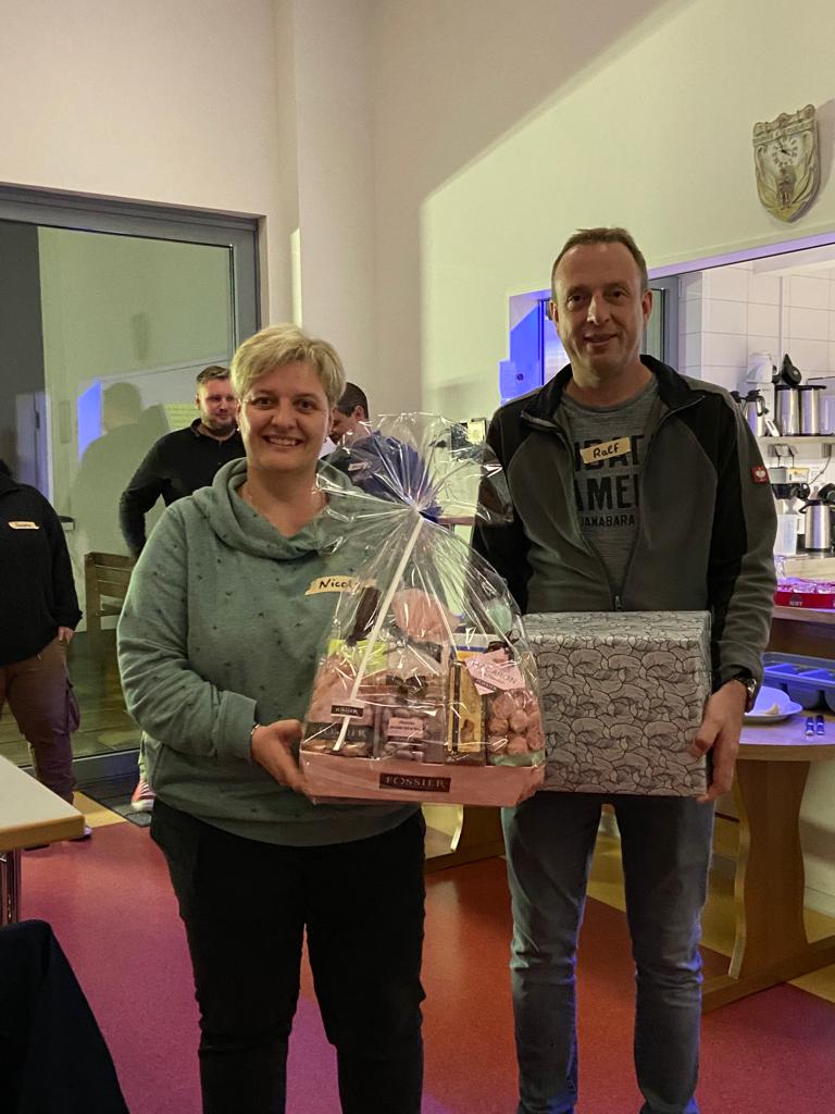 Übergabe von Geschenkkörben zwischen den befreundeten Wehren