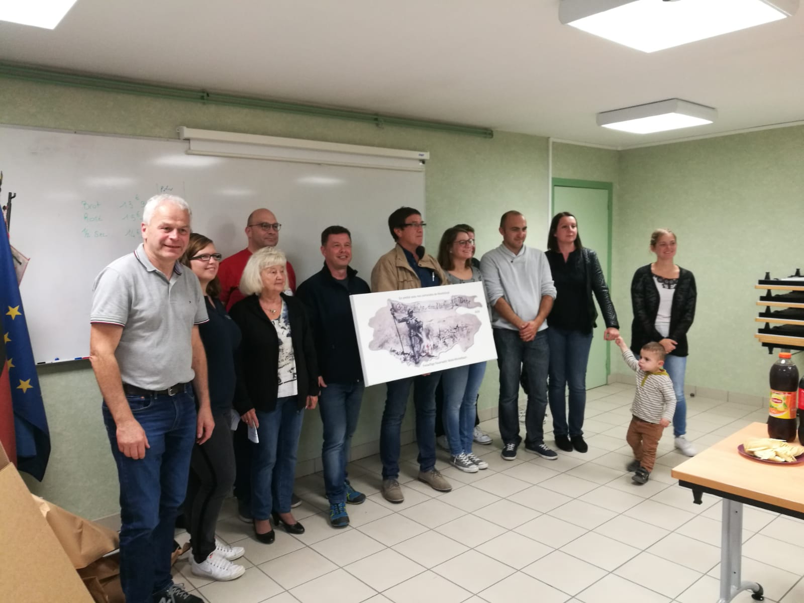 Gruppenfoto mit Gastgeschenk bei einem Besuch in Montmirail