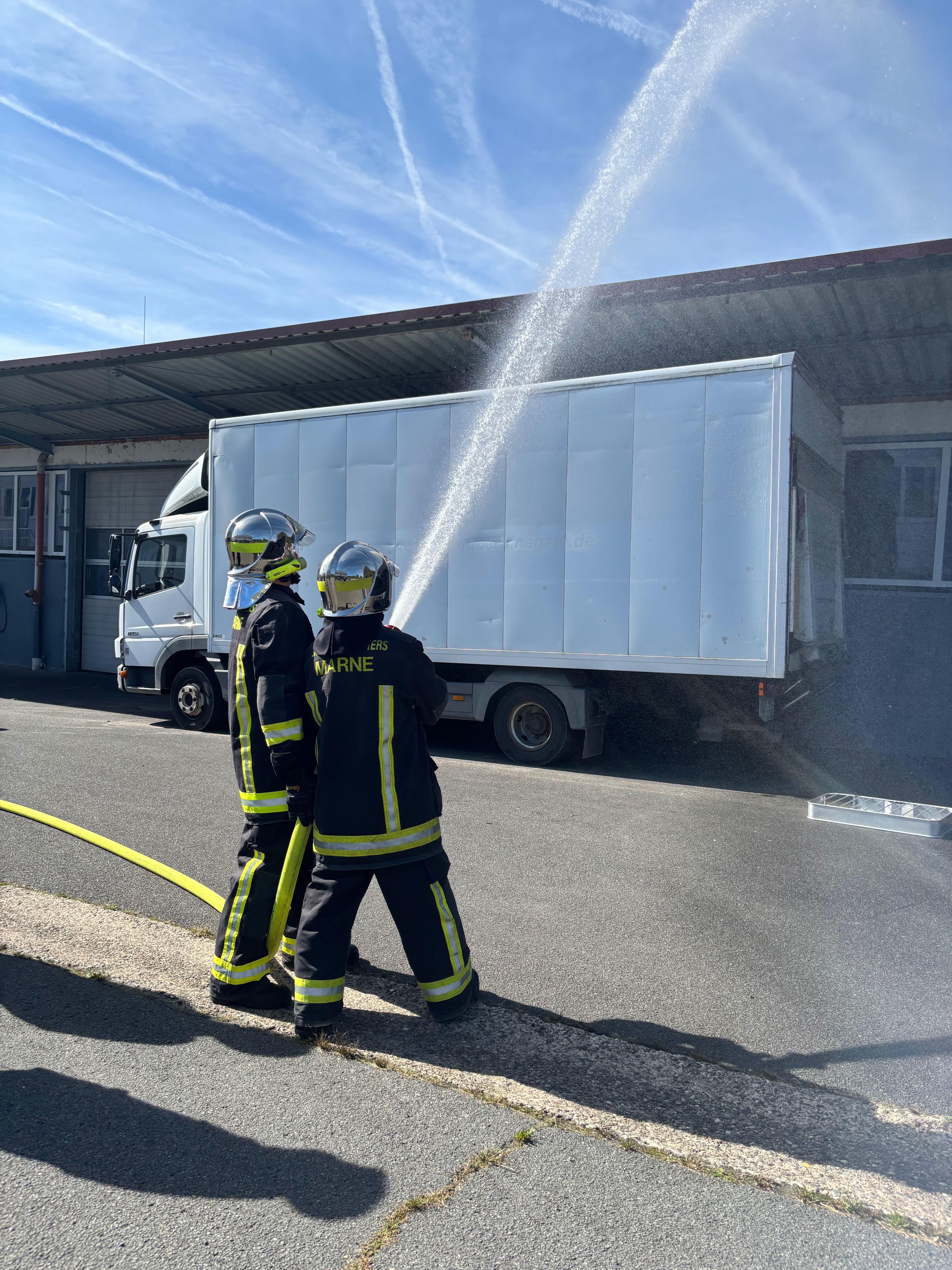 Deutsch-französische Brandbekämpfung an einem Fahrzeug