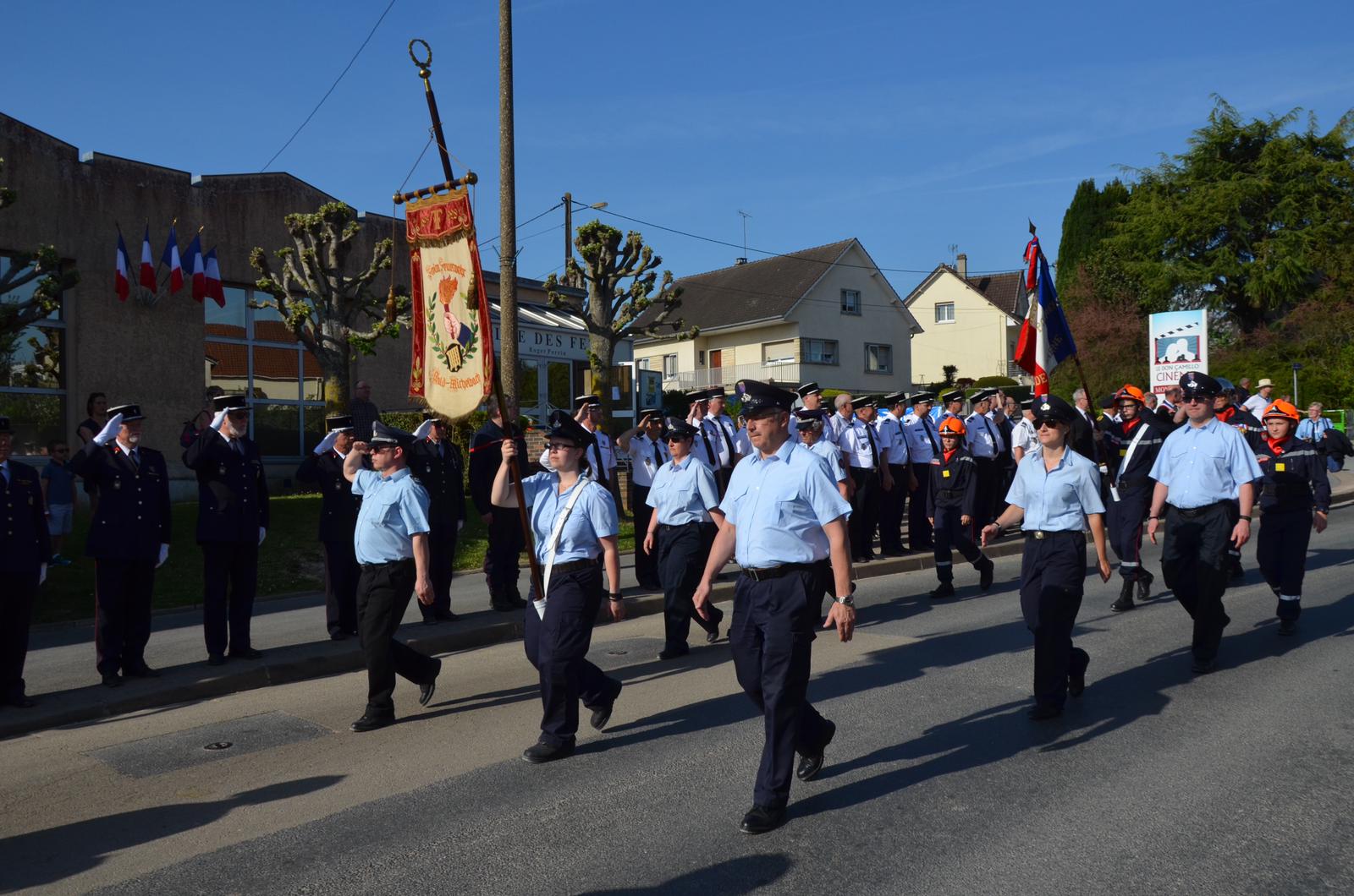 Festumzug der Sapeurs-Pompiers mit Fahnenabordnung in Montmirail