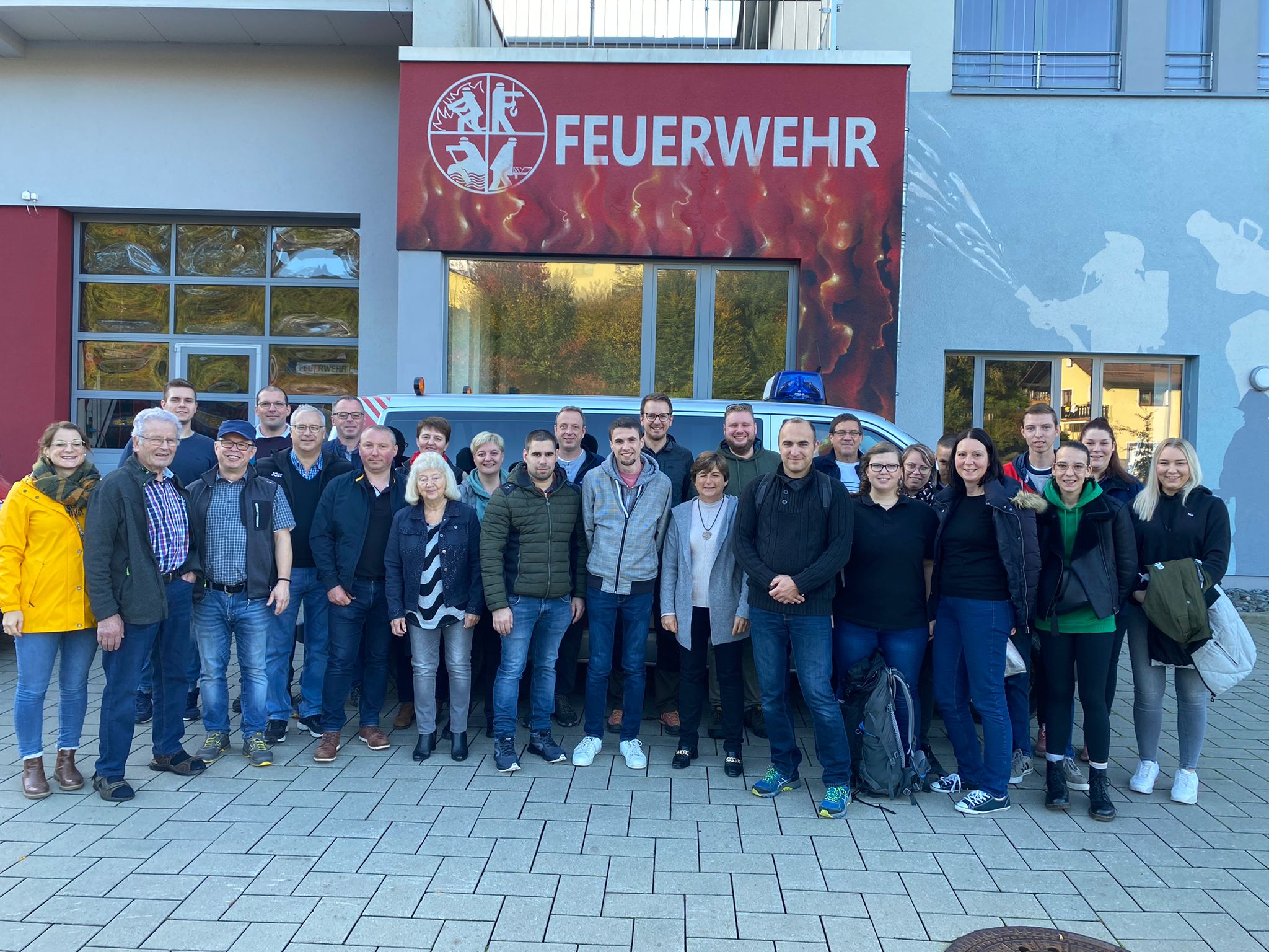 Gruppenfoto vor dem Feuerwehrhaus Wald-Michelbach