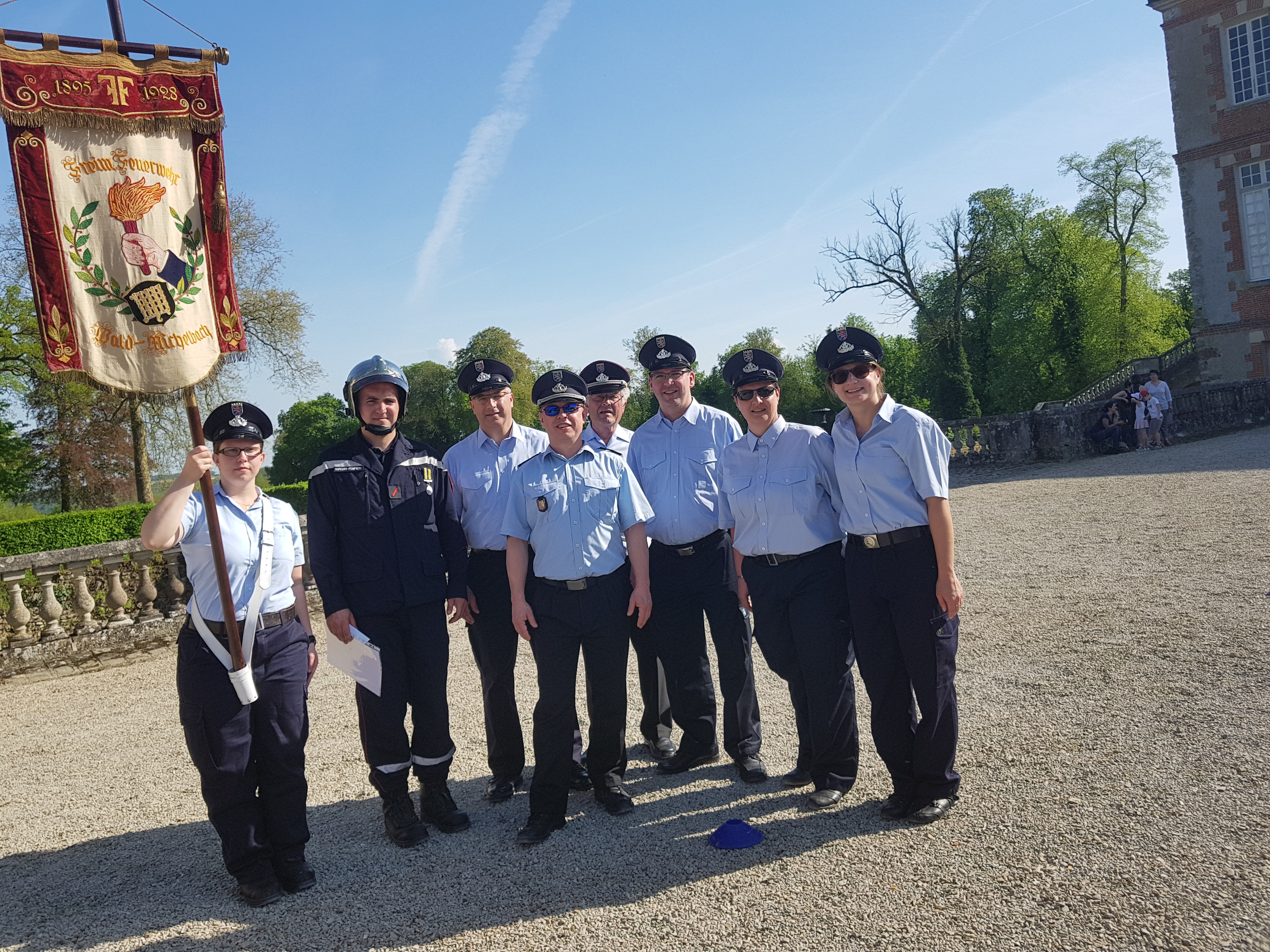 Abordnung der Feuerwehr Wald-Michelbach mit Vereinsfahne in Frankreich