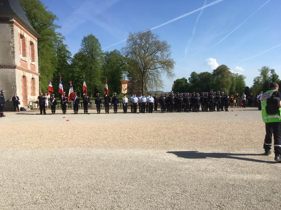 Aufstellung der Wehren mit Fahnen vor einem Schloss