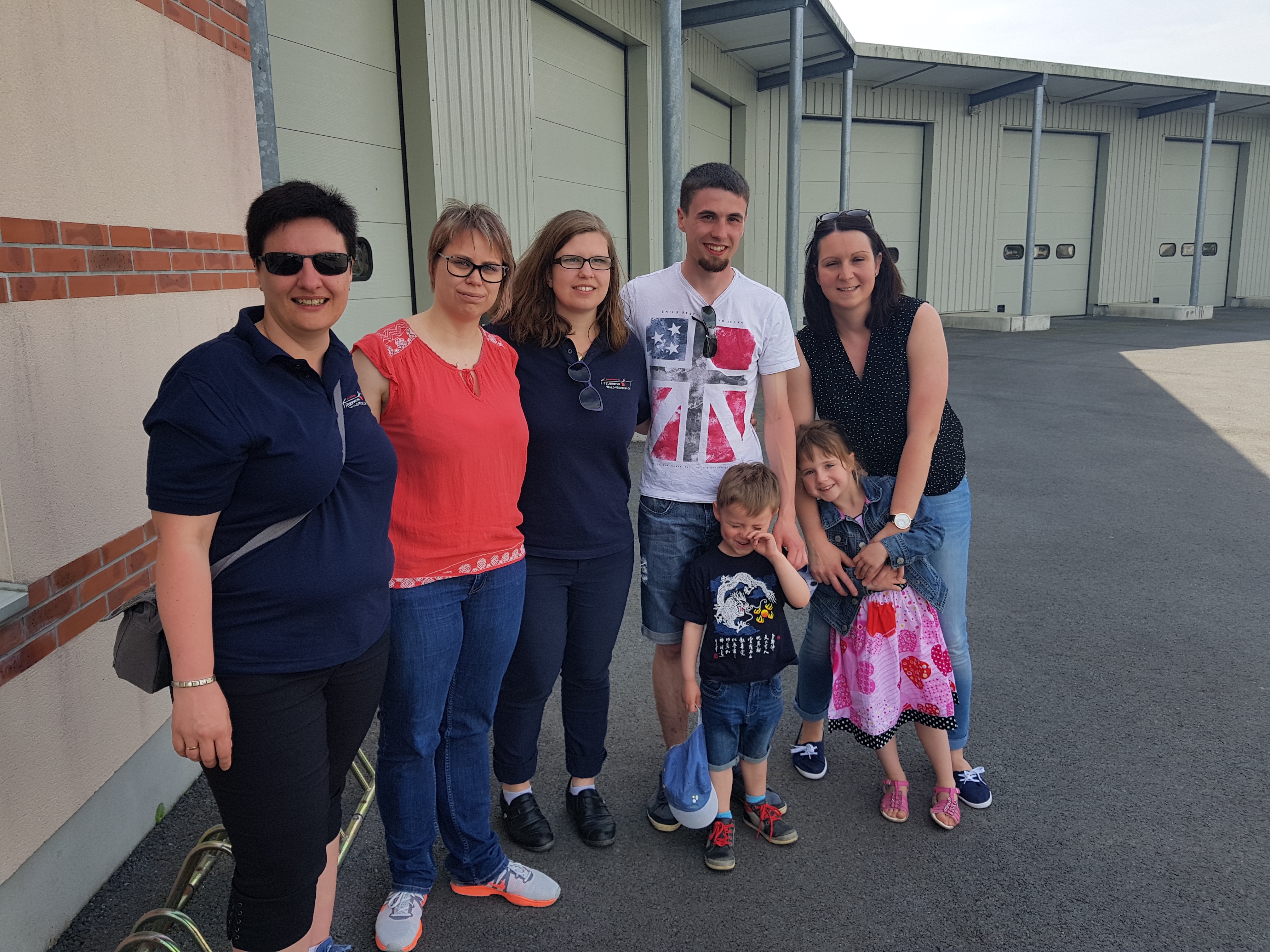 Familien und Kameraden bei einem Besuch in Montmirail