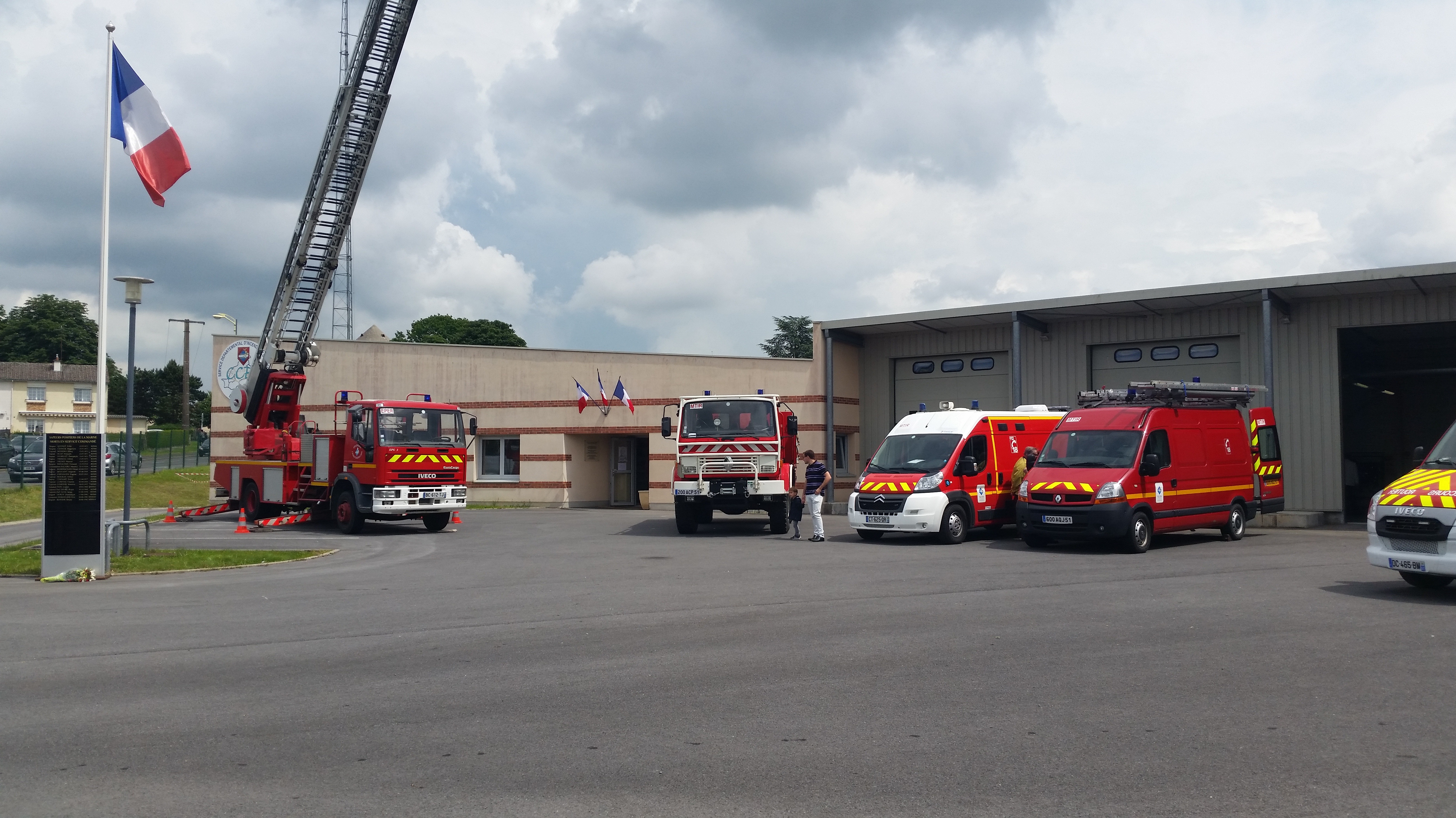 Fahrzeuge der Sapeurs-Pompiers vor der Feuerwache in Montmirail