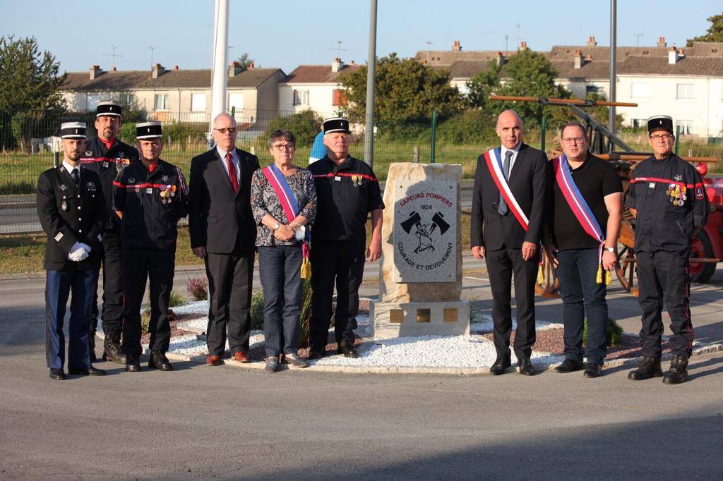 Gedenkstein der Sapeurs-Pompiers mit Vertretern beider Länder