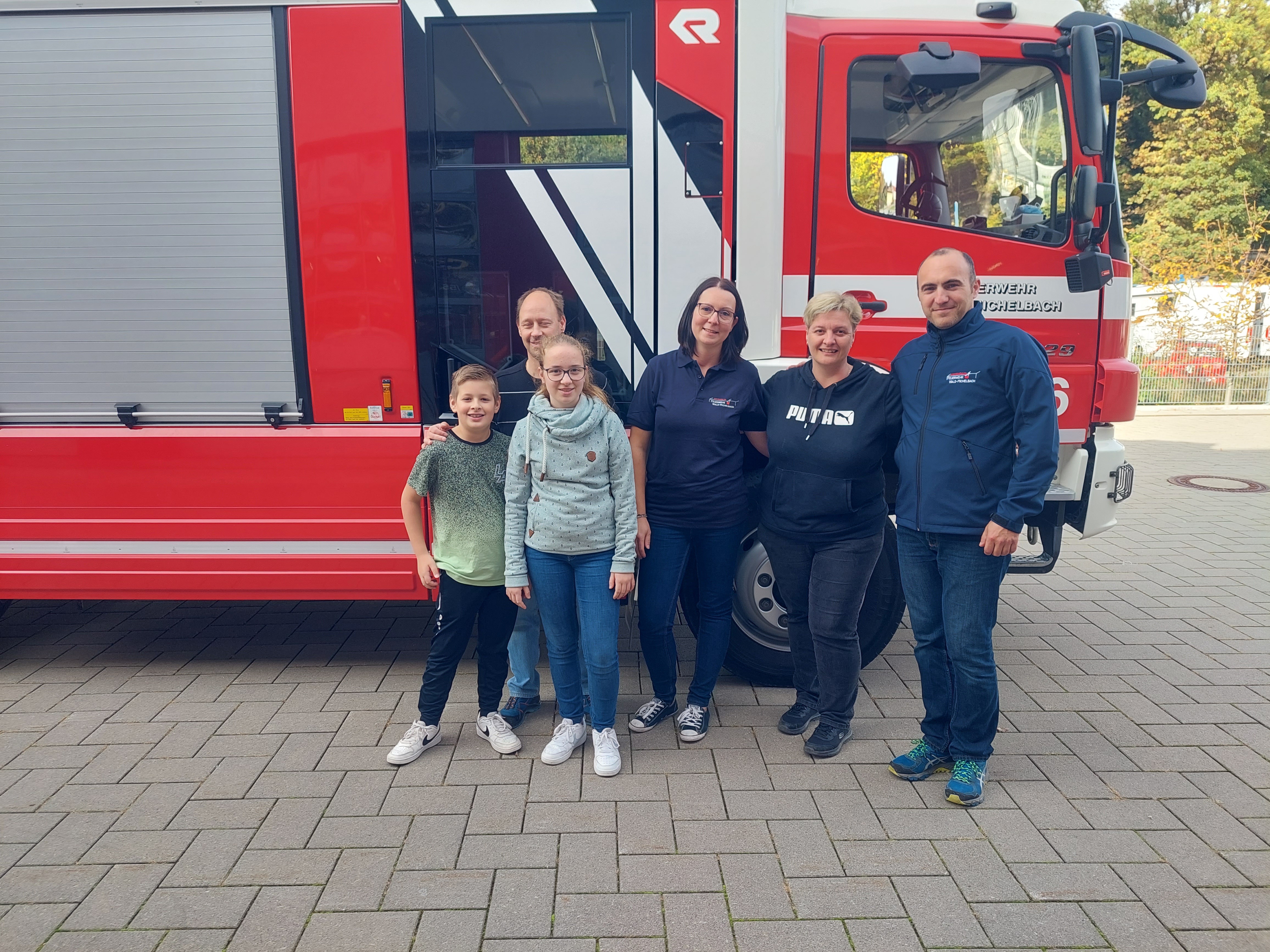 Gruppenfoto am neuen Löschfahrzeug der Feuerwehr Wald-Michelbach