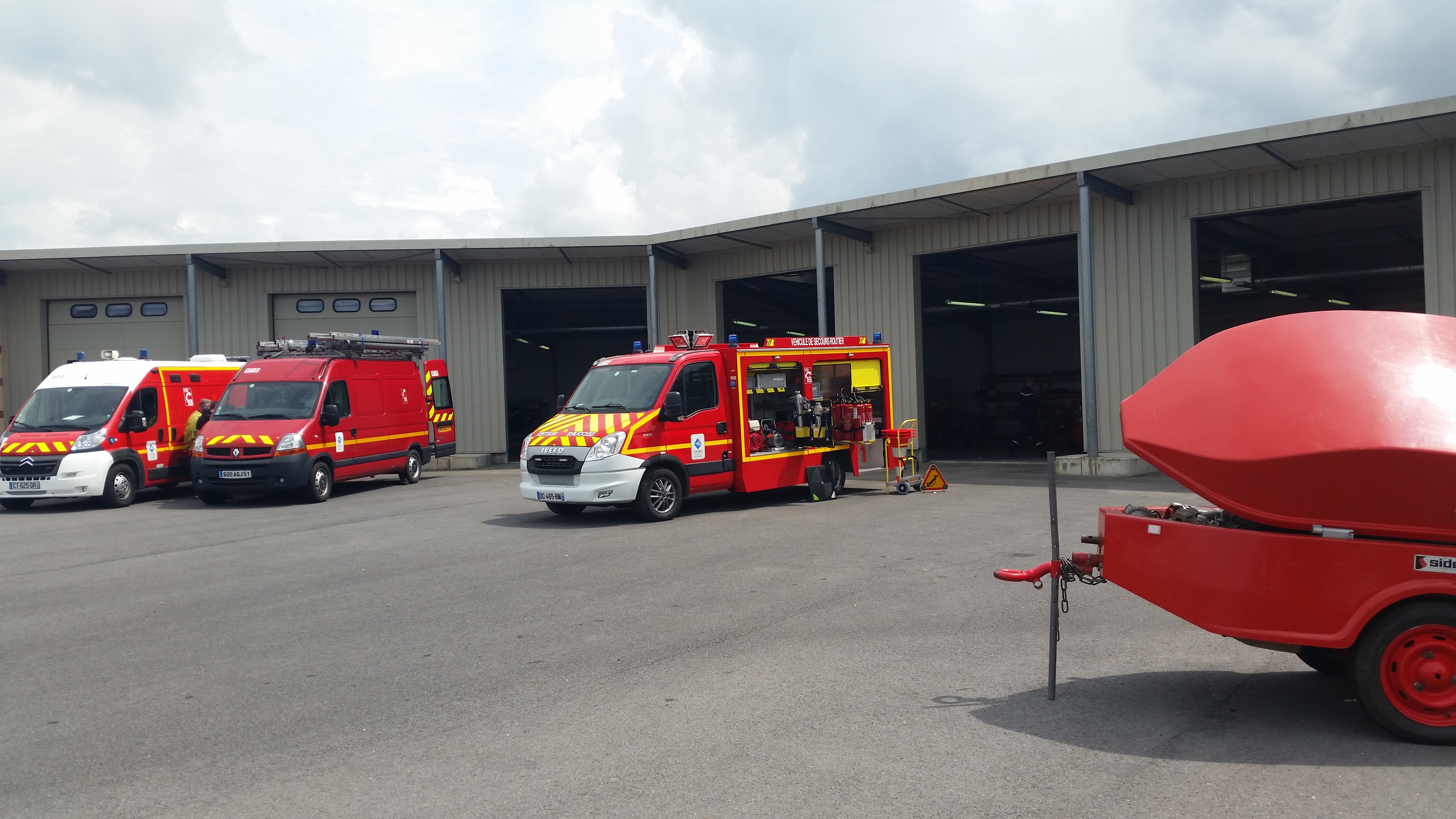 Fahrzeughalle der befreundeten Wehr in Frankreich
